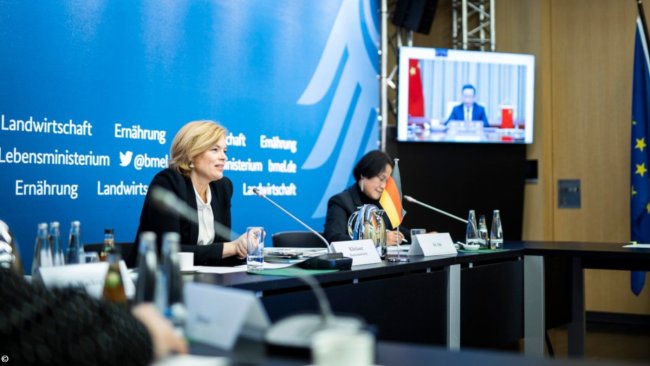 La ministra federal de Agricultura, Julia Klöckner, y su homólogo chino, Tang Renjian, debaten cuestiones agrícolas como parte de las VI consultas gubernamentales entre China y Alemania. Fuente: BMEL.