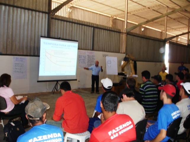 La formazione pu&ograve; essere fatta in allevamento, nell'orario di lavoro, oppure attraverso corsi esterni che oltre a togliere l'individuo dal proprio "mondo" lo metti a confronto con altri operatori di altre aziende.Fonte: Nazar&egrave; Lisboa
