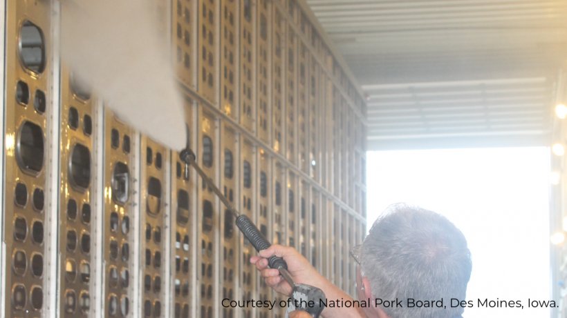 Figure 2. Powerwashing di un camion. Foto per gentile concessione di National Pork Board, Des Moines, Iowa.
