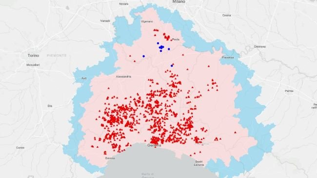 Le aree blu corrispondono alla Zona di Restrizioni I, in rosa le Zone di Restrizioni II. Segnalato i rosso i casi di positività: come triangolo i casi nel domestico, sfera i casi nei cinghiali.