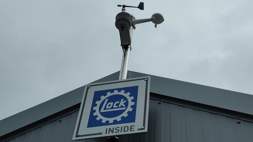 Stazione Metereologica che verifica la presenza di pioggia, velocità del vento, temperatura, ecc e regola di conseguenza le chiusure o aperture delle tende