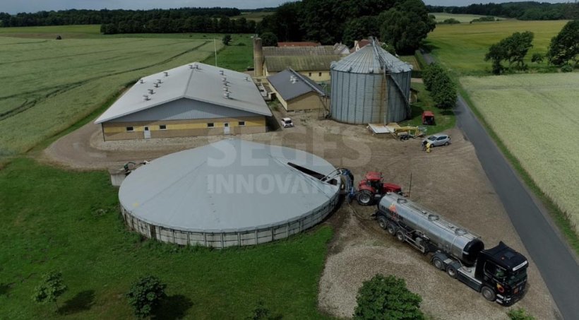 L'acidificazione a basso dosaggio per ridurre le emissioni di metano negli impianti di stoccaggio dovrebbe essere effettuata nella tarda primavera. Attualmente si effettua aggiungendo acido solforico (96%) durante una miscelazione intensa. Foto: S&oslash;s Lindeborg Pedersen, SEGES Innovazione.
