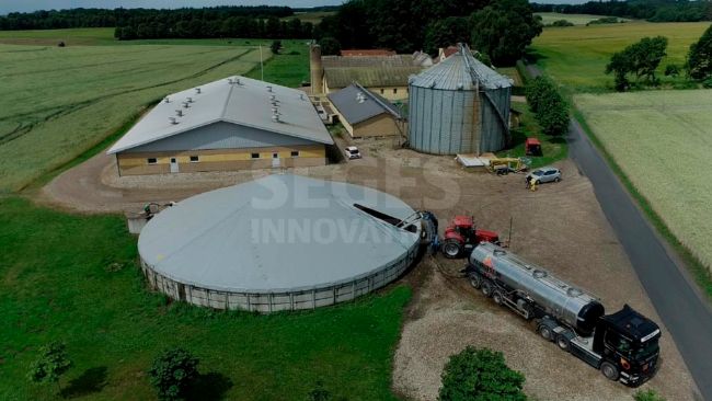 L'acidificazione a basso dosaggio per ridurre le emissioni di metano negli impianti di stoccaggio dovrebbe essere effettuata nella tarda primavera. Attualmente si effettua aggiungendo acido solforico (96%) durante una miscelazione intensa. Foto: S&oslash;s Lindeborg Pedersen, SEGES Innovazione.
