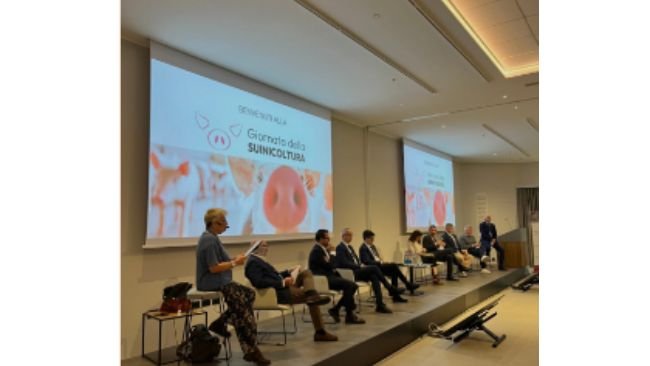 Elisabetta Zagnoli, Ad di Expo Consulting srl e il parterre dei relatori intervenuti all'edizione 2024 della Giornata della Suinicoltura