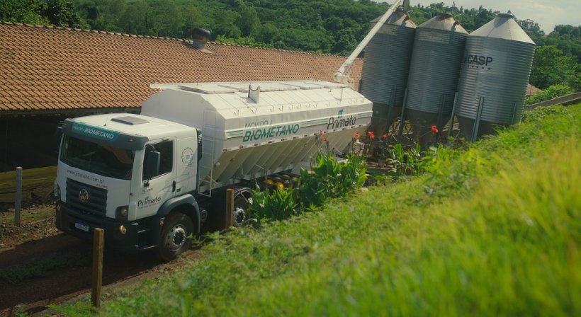 Camion per la consegna di mangimi alimentato a biometano prodotto nell'impianto di biogas all'interno del progetto Su&iacute;no Verde.
