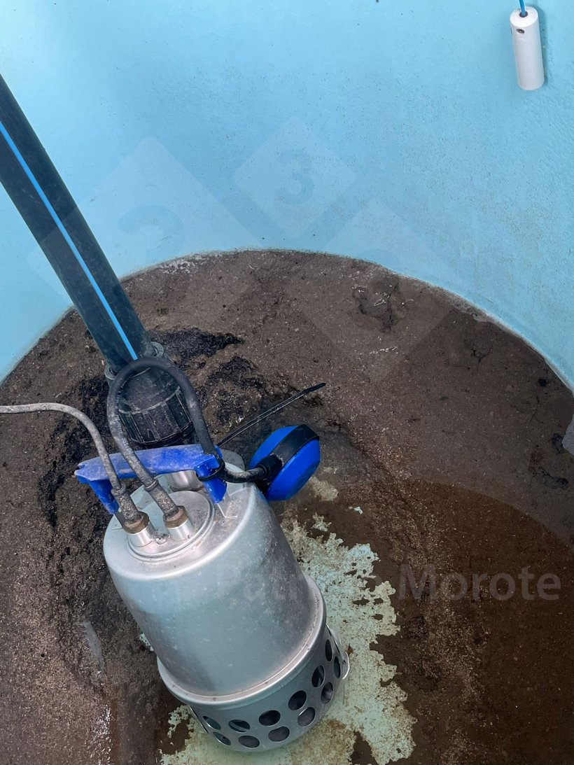 Foto 4. Serbatoio dell'acqua sporca e pompa dell'acqua.
