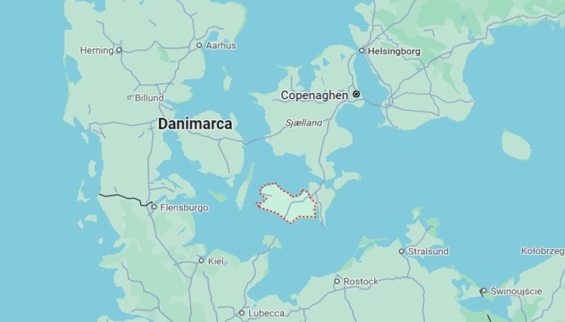 Lolland &egrave; la quarta pi&ugrave; grande isola della Danimarca (Lalandia). La linea trattegiatta in rosso &egrave; Lolland.