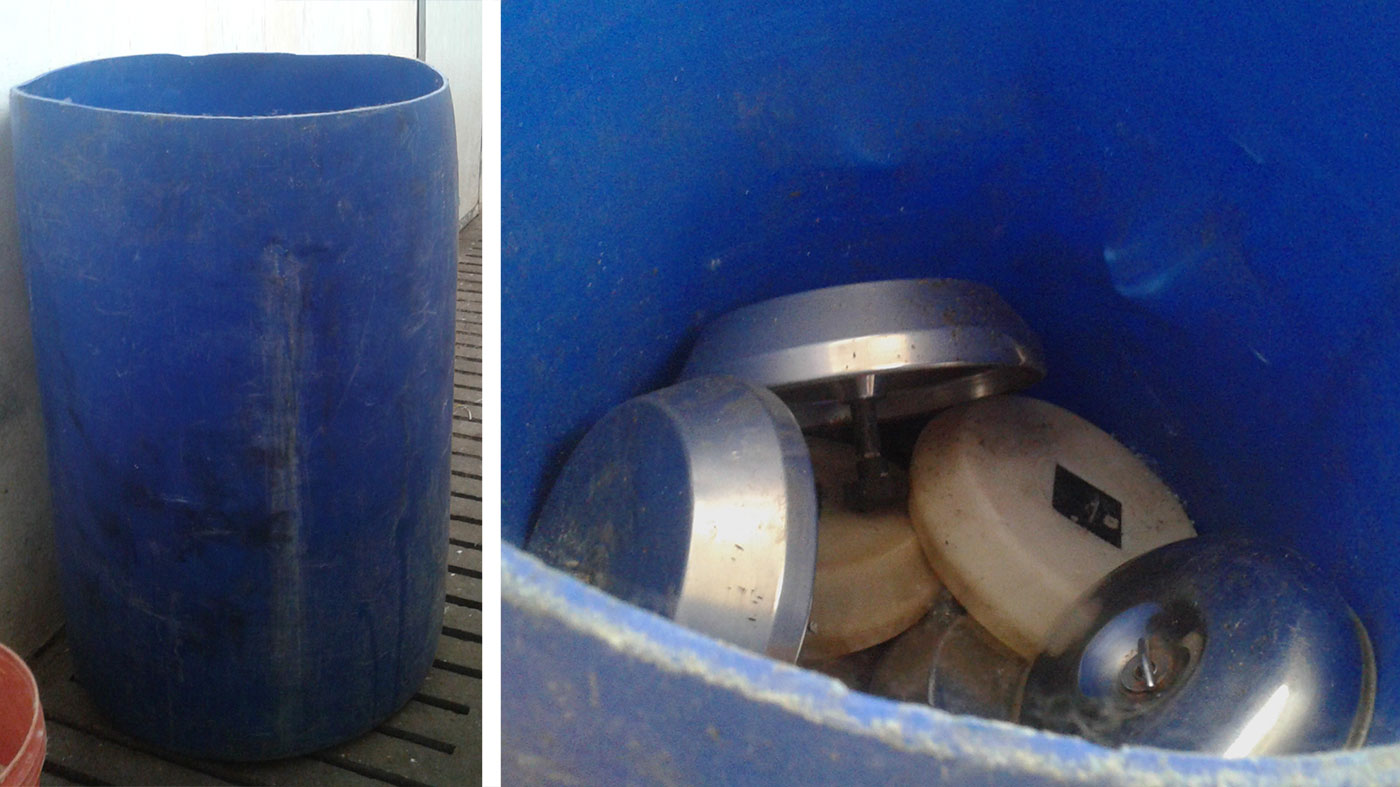 Lavare le mangiatoie in un fusto