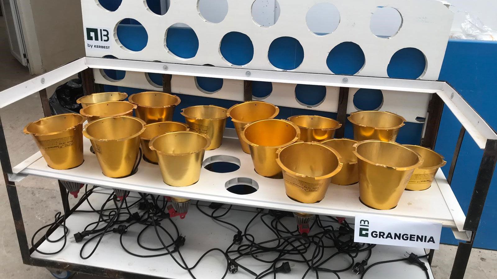 Foto 1: Carrello progettato per l'asciugatura e lo stoccaggio delle lampade di calore delle sale parto (foto cortesia di&nbsp;Grangenia)
