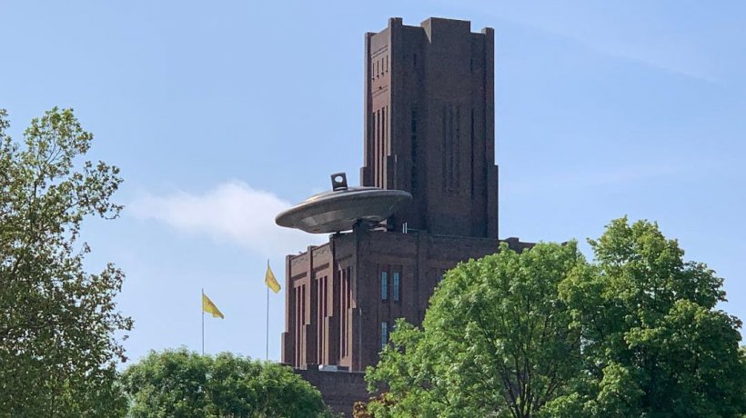 Edificio Ferrocarriles in Utrecht (The Inkpot), con il suo &quot;disco&nbsp;volante&quot; creato dallo scultore&nbsp;Marc Ruygrok.
