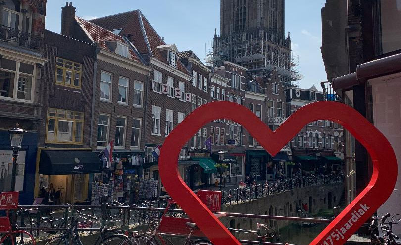 Oudegracht (antiguo canal) y la Torre Dom 