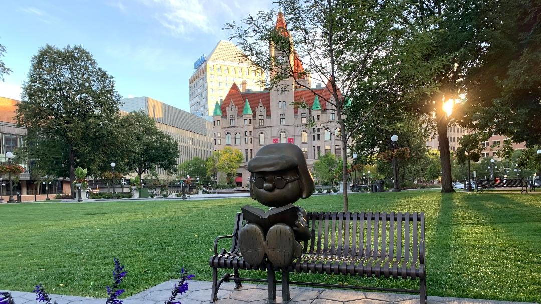Escultura en bronce de Marcia, personaje de Snoopy, en el Rice Park delante del Landmark Center, Saint Paul, Minnesota.
